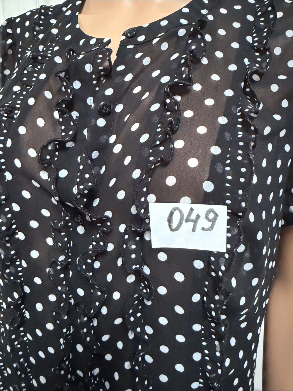 Ann Taylor Black and White Polka Dot Ruffle Blouse Size 10 - Picture 12 of 13